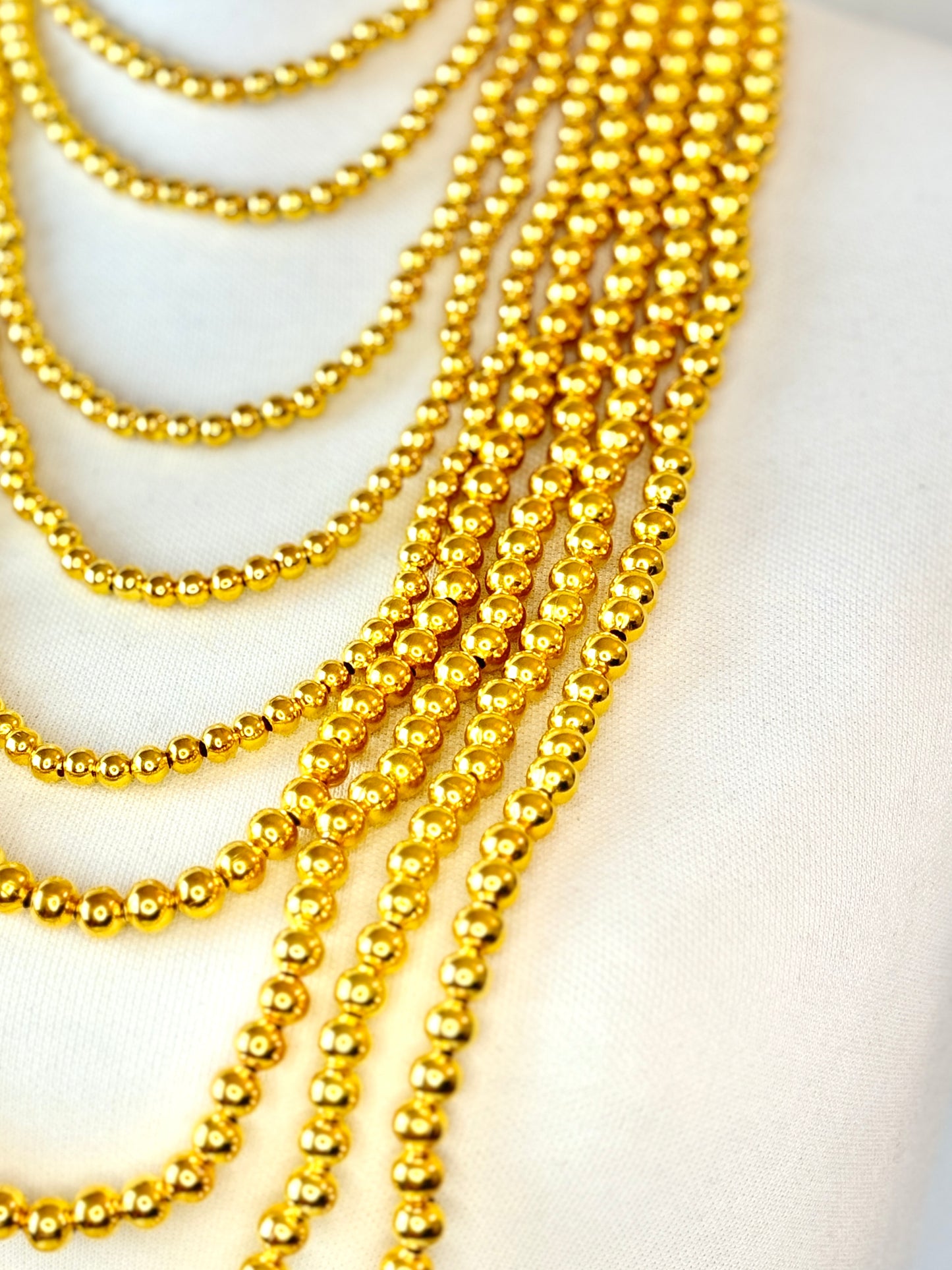COLLAR CUENTAS DORADAS
