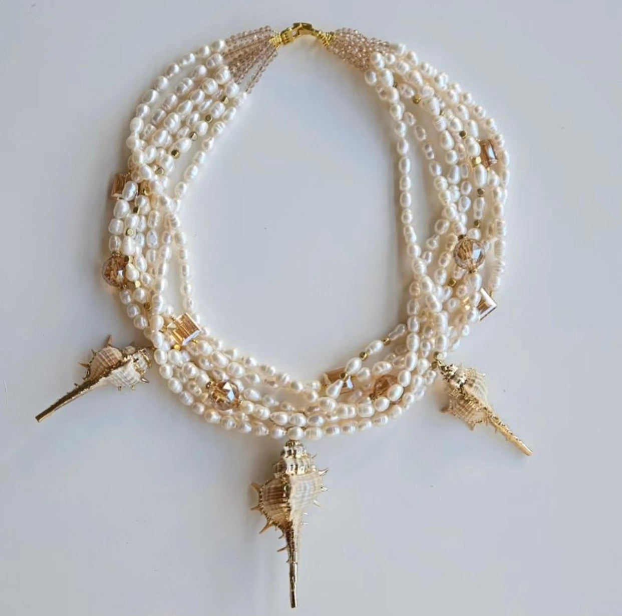 COLLAR PERLAS CON COLGANTES DE CARACOLA