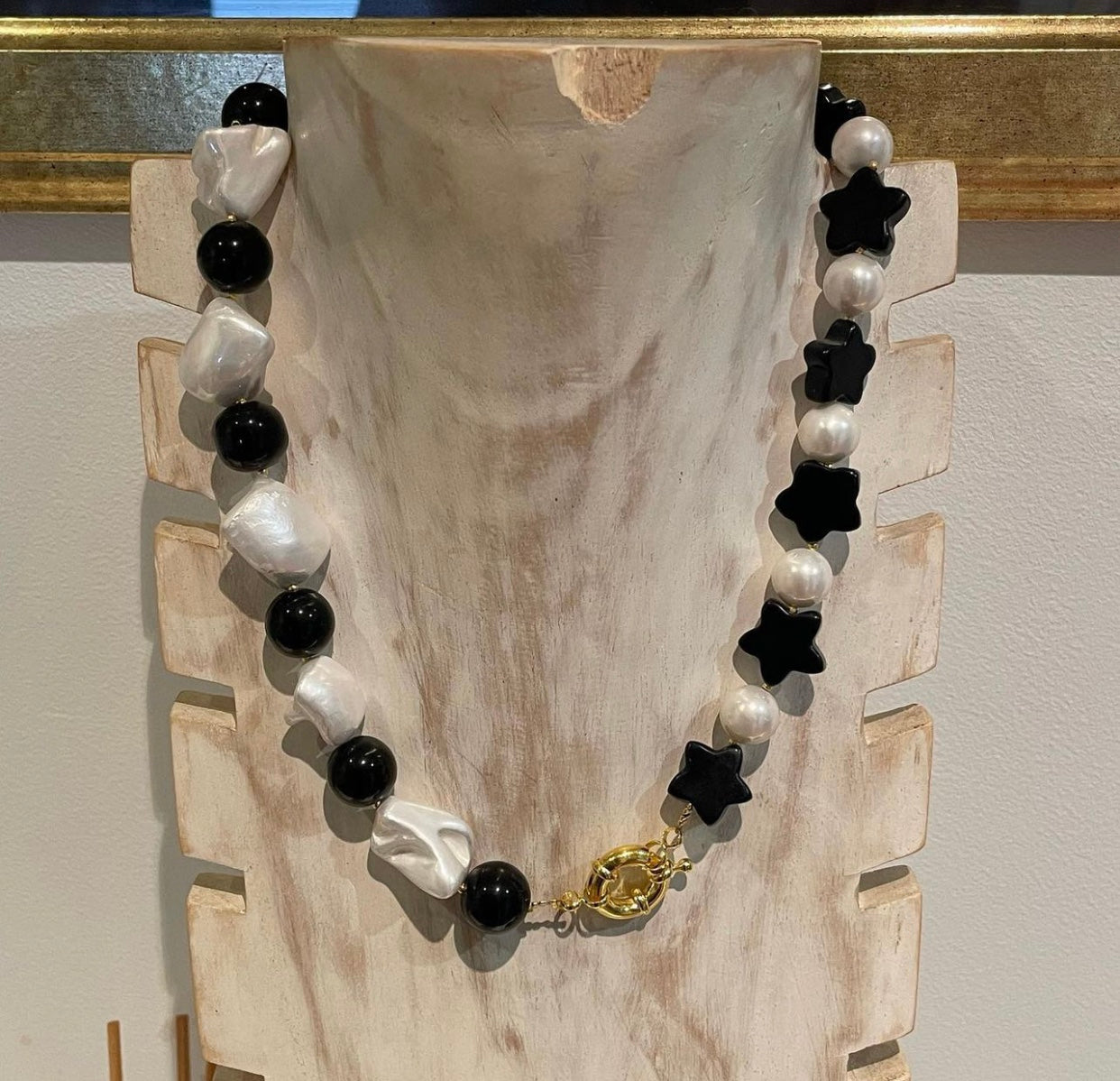 COLLAR PIEDRA NATURAL Y PERLAS CON CHARMS