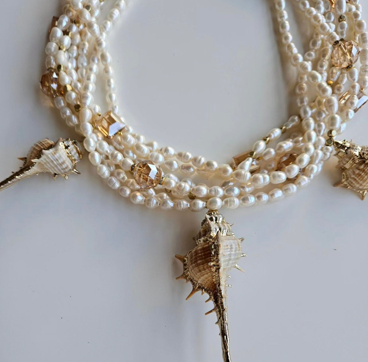 COLLAR PERLAS CON COLGANTES DE CARACOLA