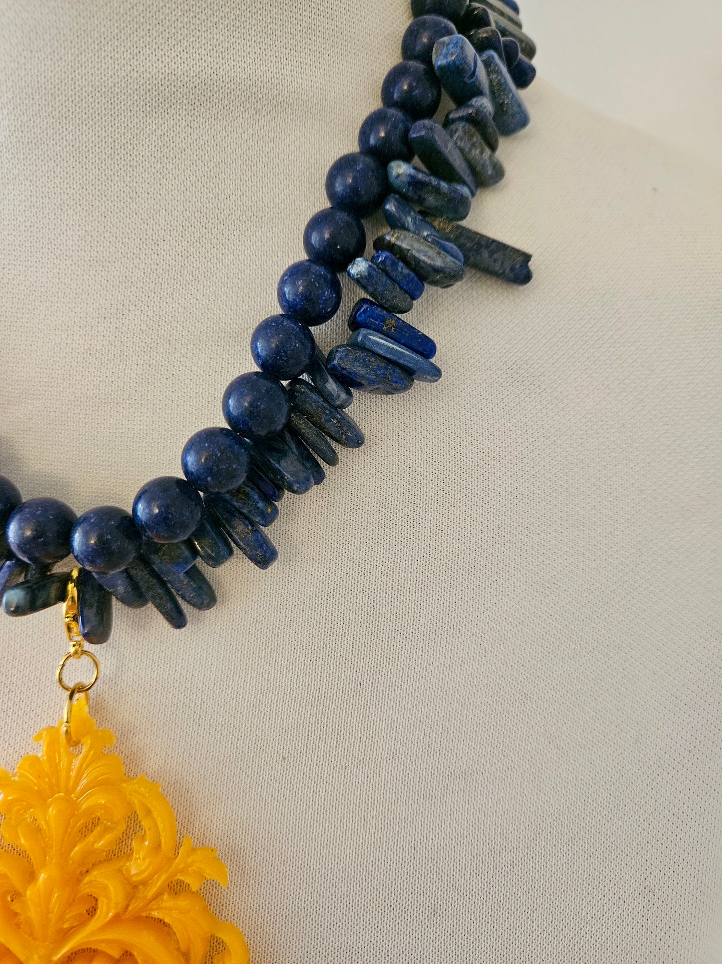 COLLAR PIEDRA LAPISLÁZULI CON COLGANTE CORAZÓN DE RESINA