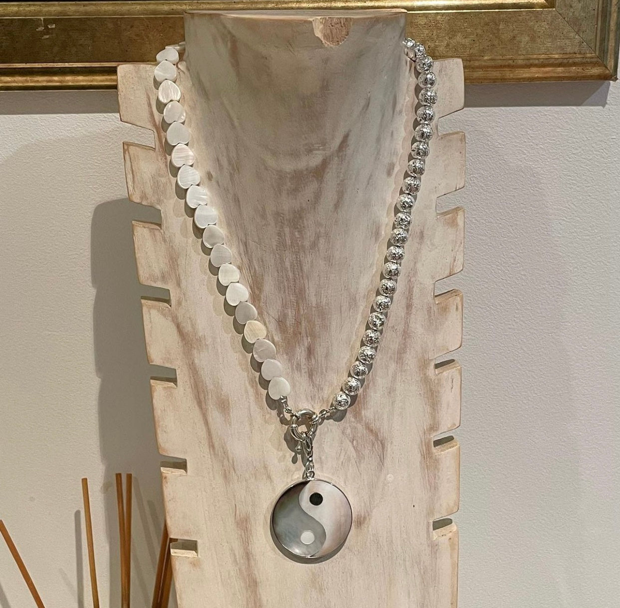 COLLAR NACAR Y PLATEADO CON CHARM