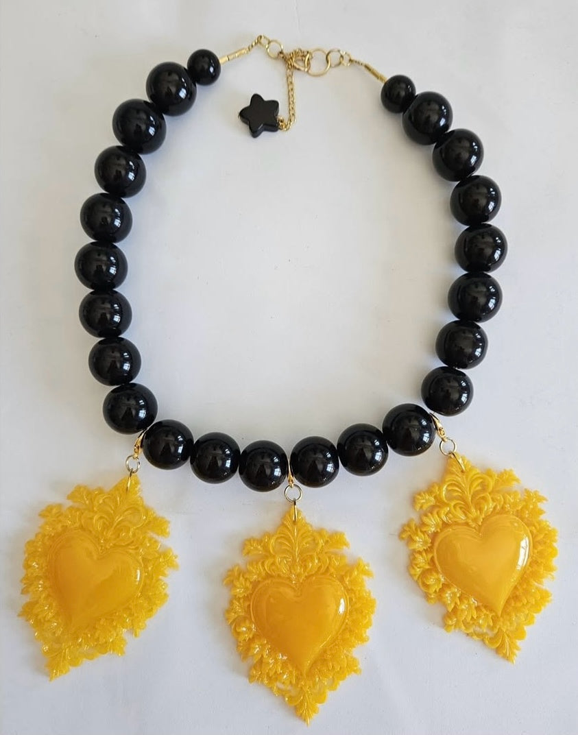 COLLAR PIEDRA NEGRA CON COLGANTES CORAZÓN DE RESINA