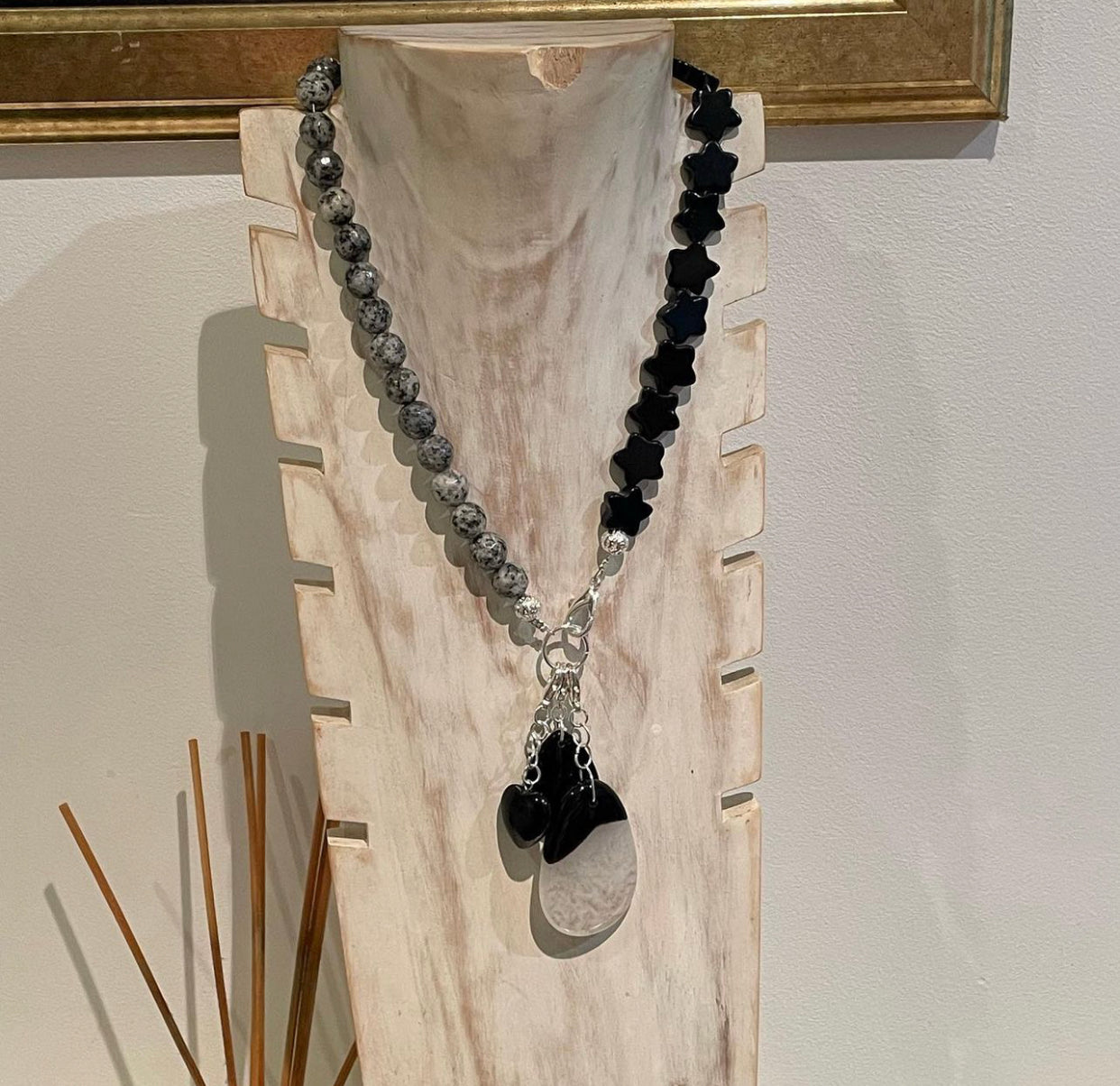 COLLAR PIEDRA NATURAL CON CHARMS