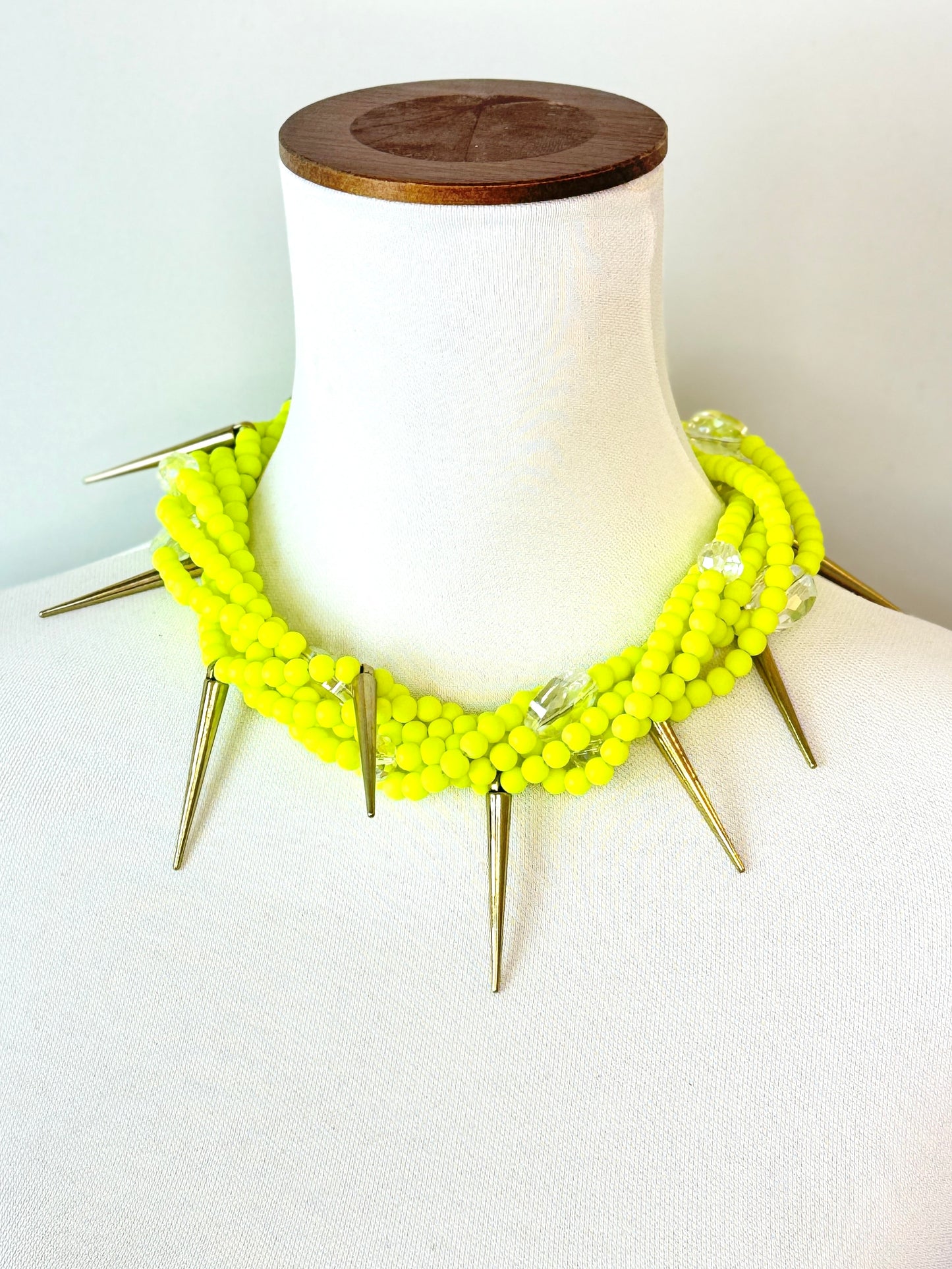 COLLAR CON PINCHOS