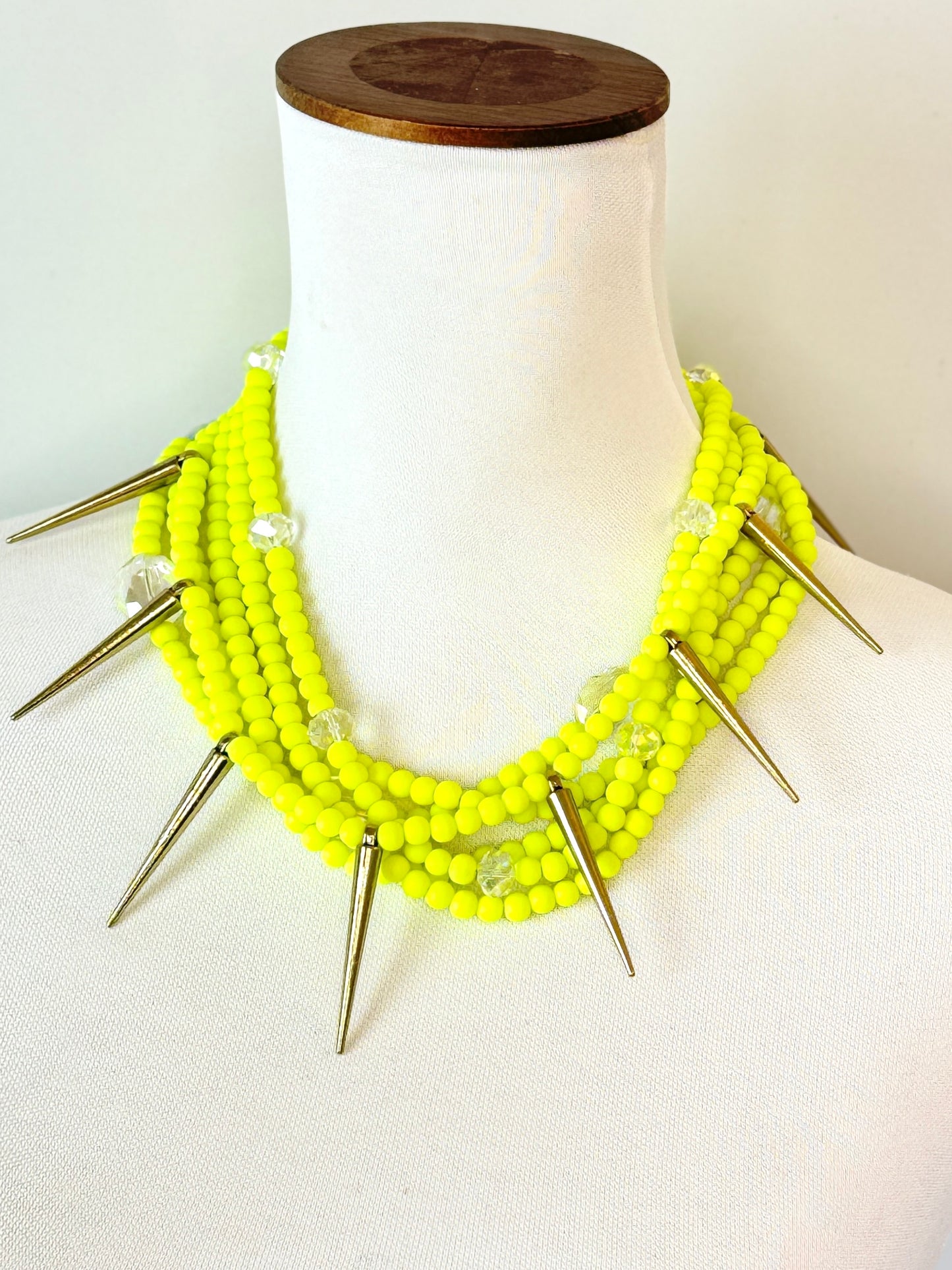 COLLAR CON PINCHOS