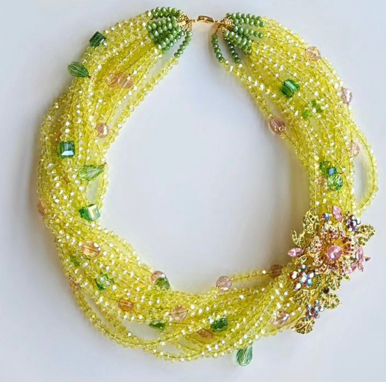 COLLAR CRISTALES CON BROCHE