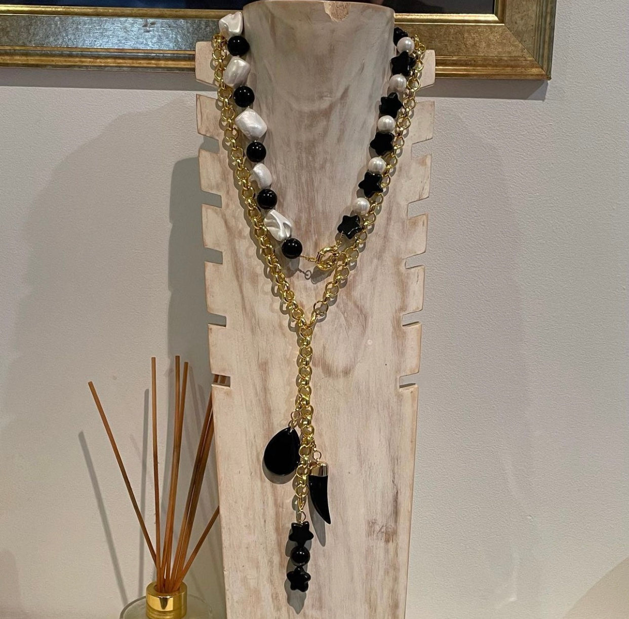 COLLAR PIEDRA NATURAL Y PERLAS CON CHARMS
