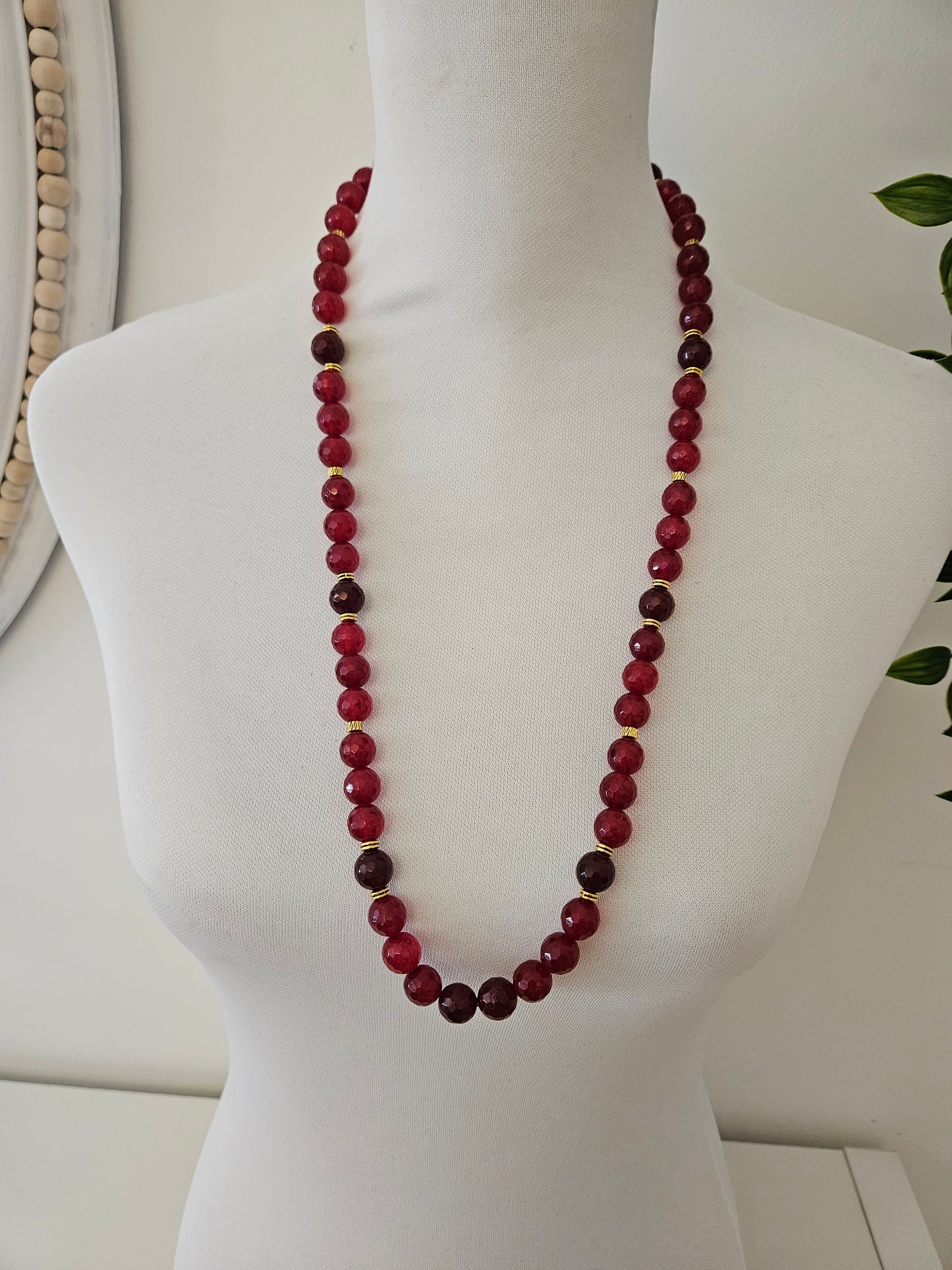 COLLAR PIEDRA ROJA CON PASANTES DORADOS Y COLGANTE CORAZÓN DE RESINA
