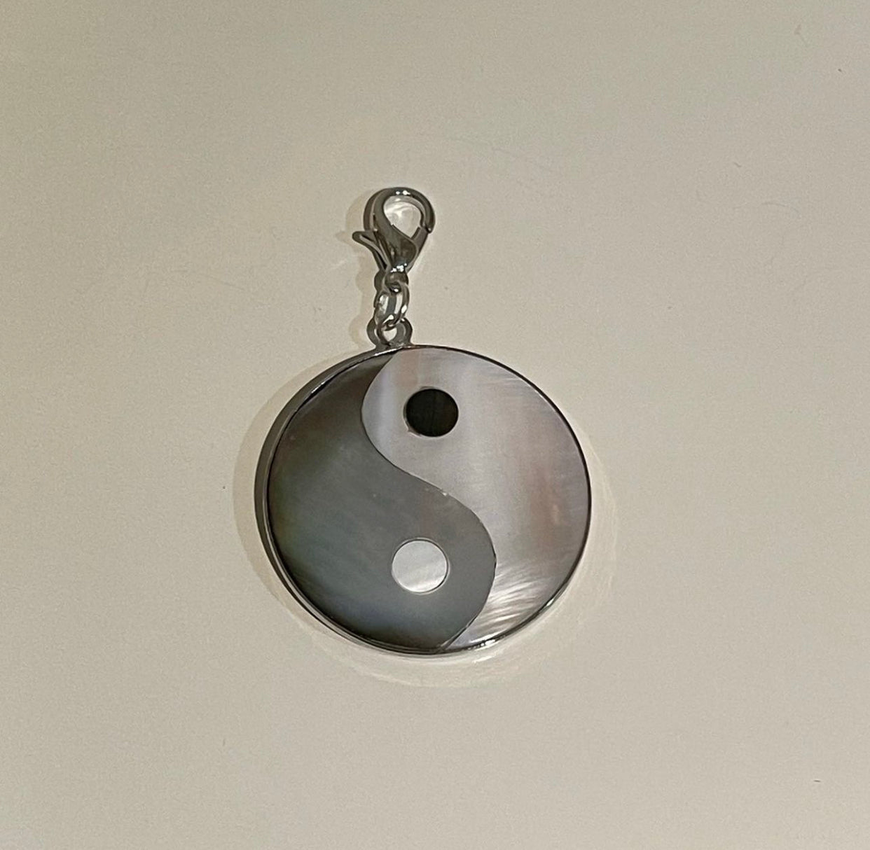 COLLAR NACAR Y PLATEADO CON CHARM