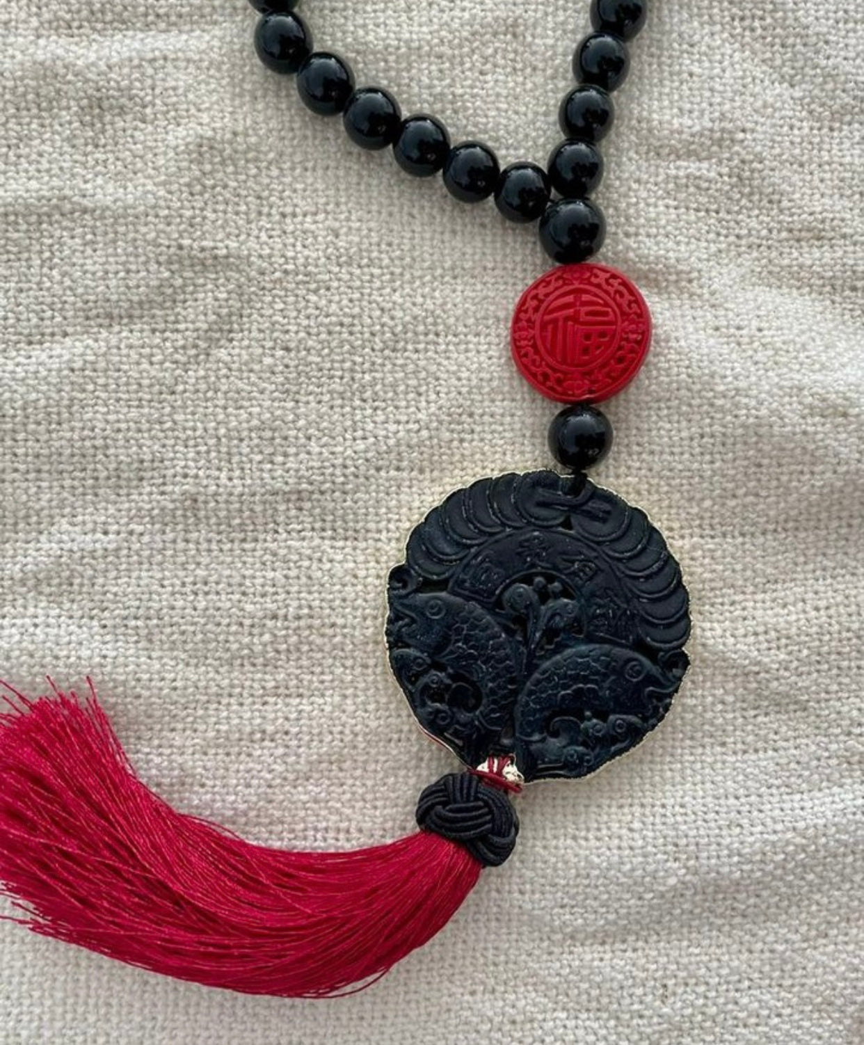 COLLAR PIEDRA NATURAL CON MEDALLÓN ASIÁTICO