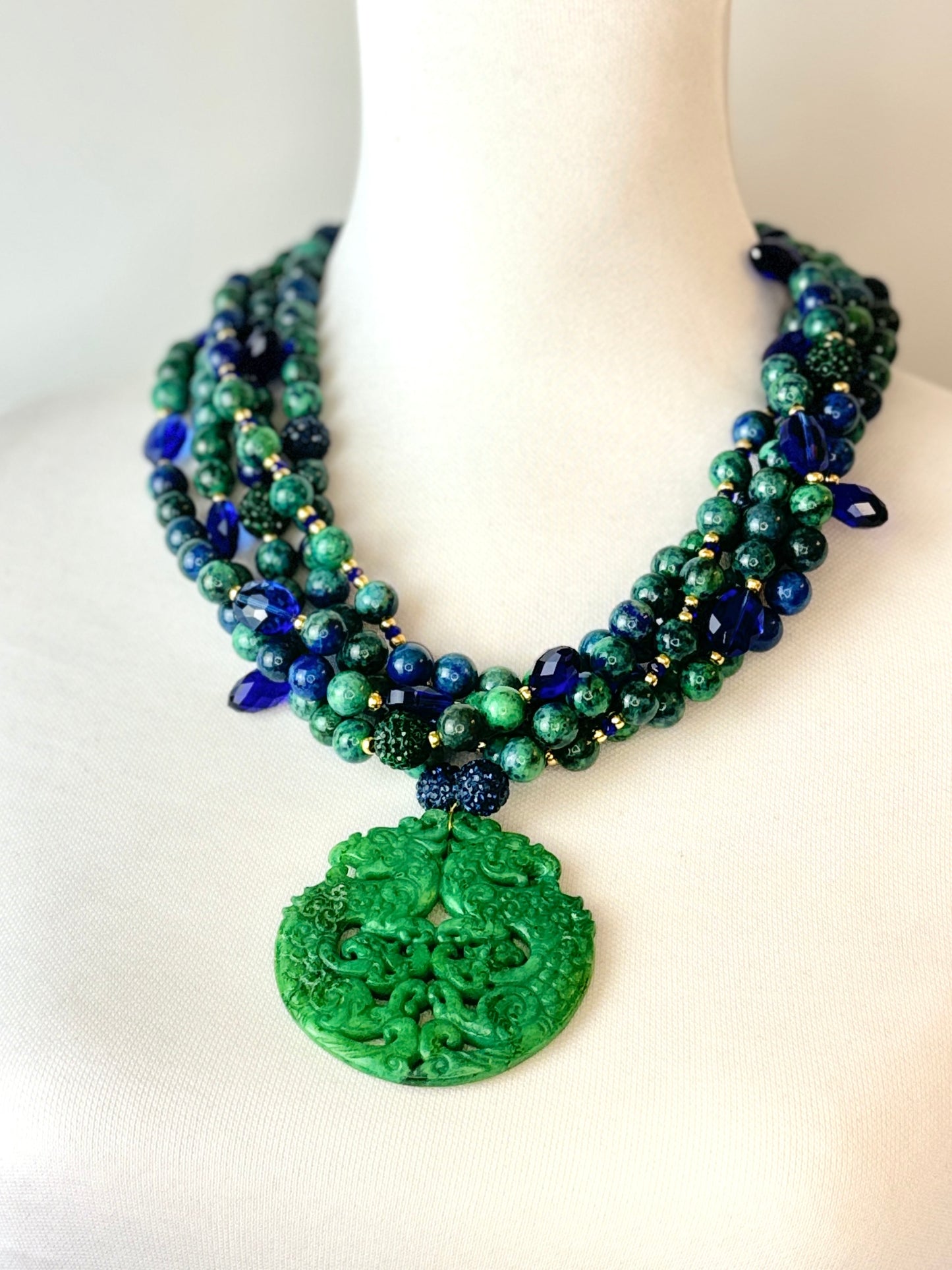 COLLAR PIEDRA NATURAL CON MEDALLÓN ASIÁTICO