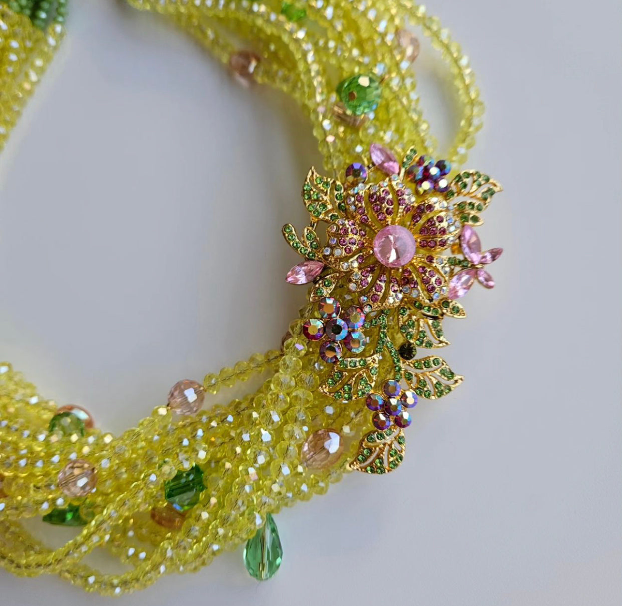 COLLAR CRISTALES CON BROCHE