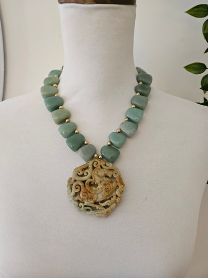 COLLAR PIEDRA NATURAL CON MEDALLÓN ASIÁTICO