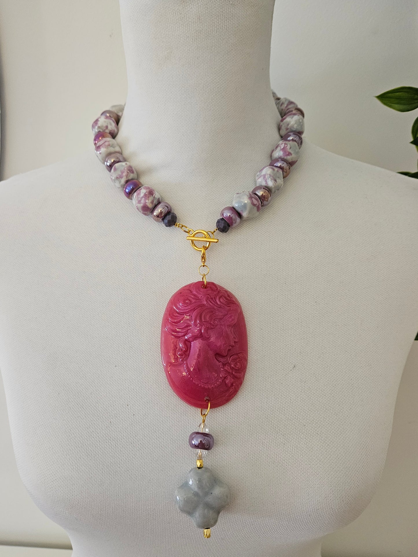 COLLAR PIEDRA ESMALTADA CON CAMAFEO DE RESINA