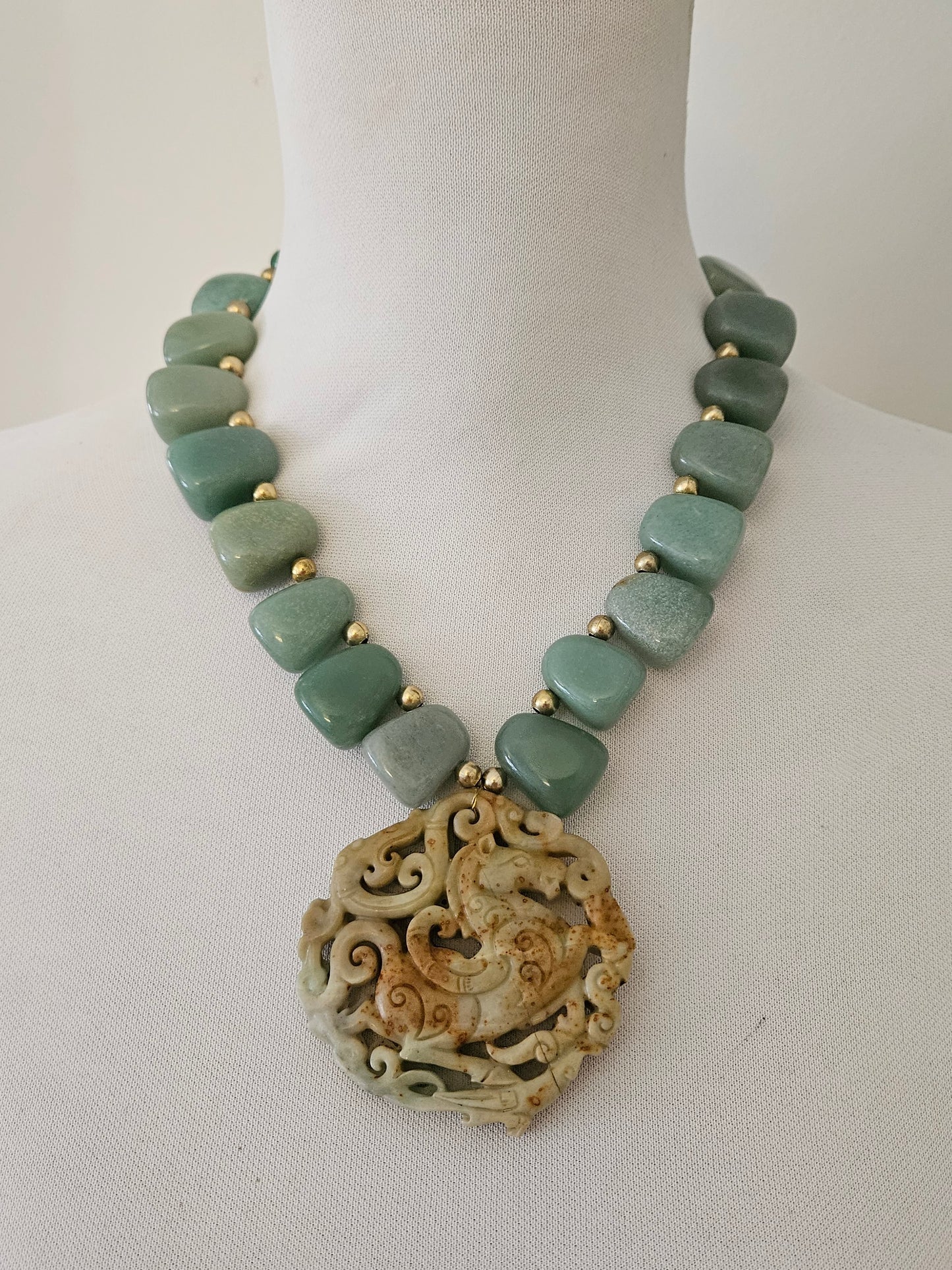 COLLAR PIEDRA NATURAL CON MEDALLÓN ASIÁTICO