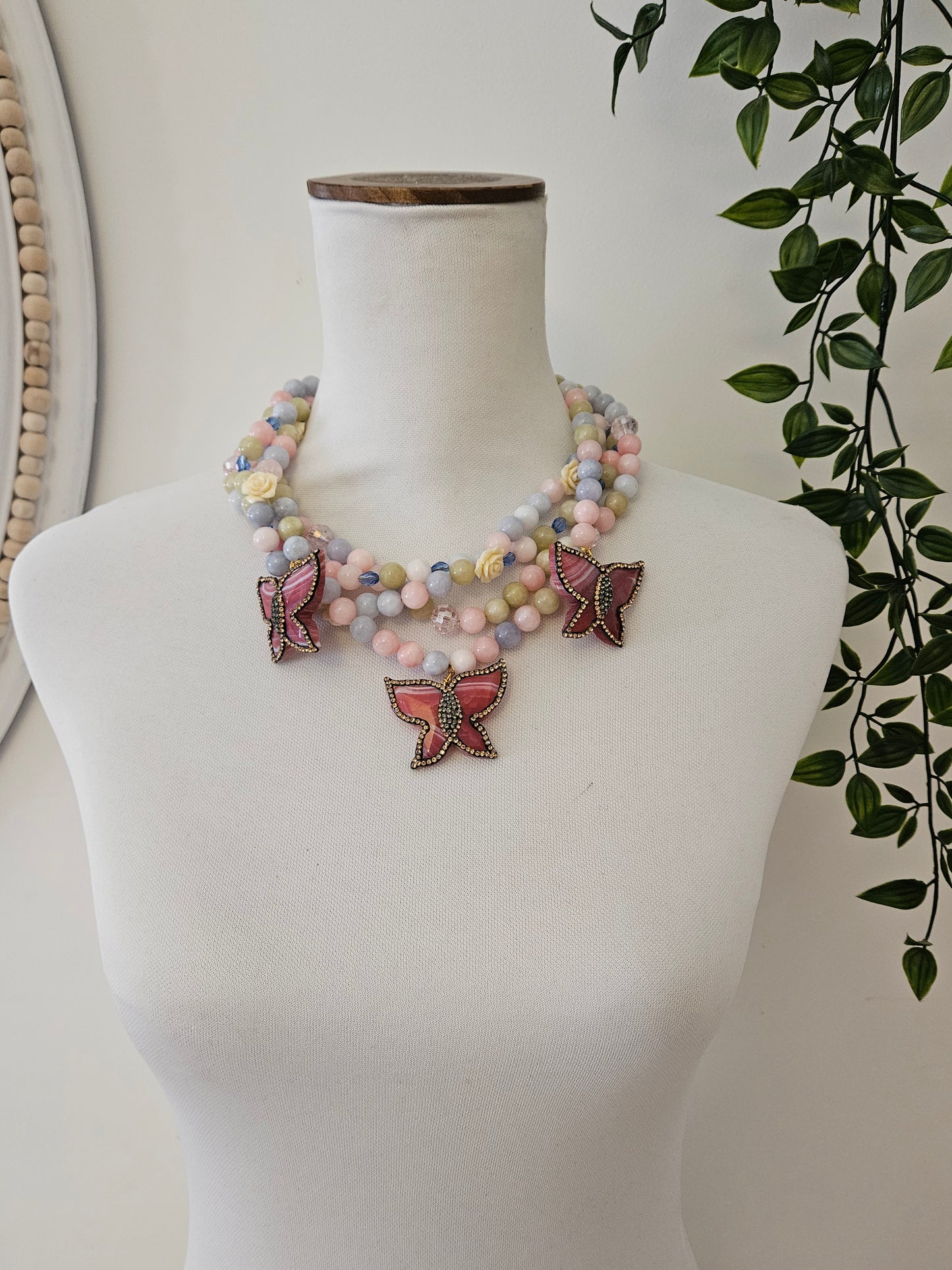 COLLAR PIEDRA NATURAL CON MARIPOSAS EN PIEDRA
