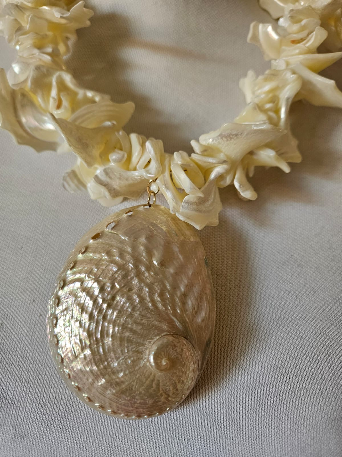 COLLAR CON CARACOLA, PIEZAS EN NACAR Y PERLAS NATURALES