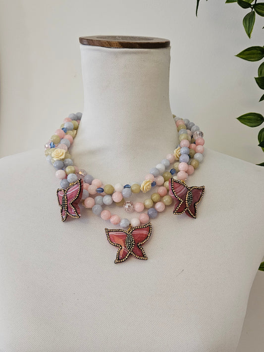COLLAR PIEDRA NATURAL CON MARIPOSAS EN PIEDRA