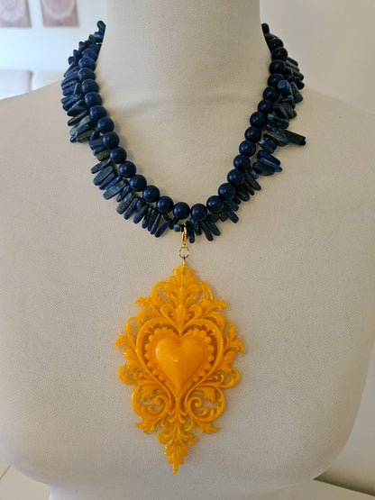 COLLAR PIEDRA LAPISLÁZULI CON COLGANTE CORAZÓN DE RESINA