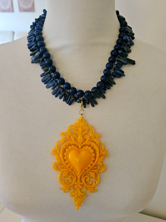 COLLAR PIEDRA LAPISLÁZULI CON COLGANTE CORAZÓN DE RESINA