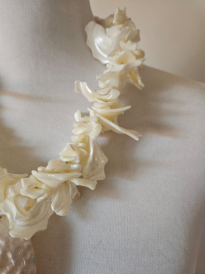 COLLAR CON CARACOLA, PIEZAS EN NACAR Y PERLAS NATURALES