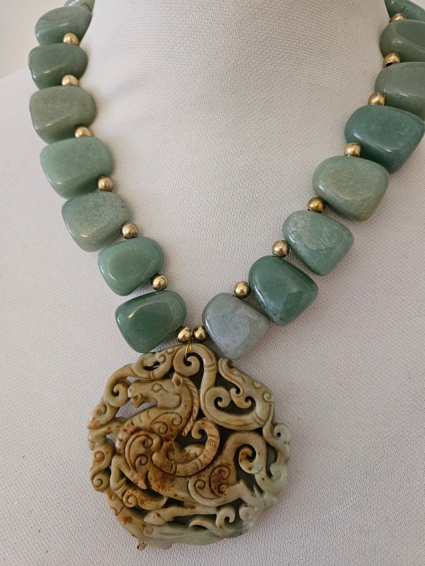 COLLAR PIEDRA NATURAL CON MEDALLÓN ASIÁTICO