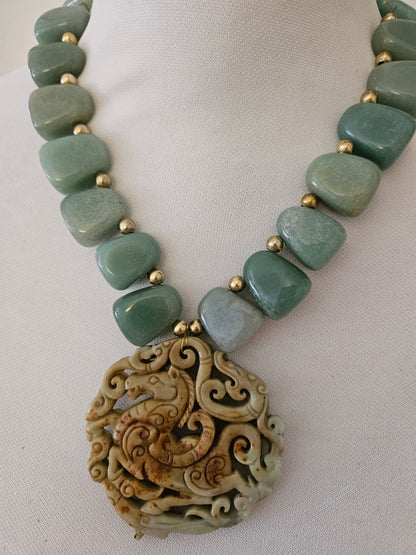 COLLAR PIEDRA NATURAL CON MEDALLÓN ASIÁTICO