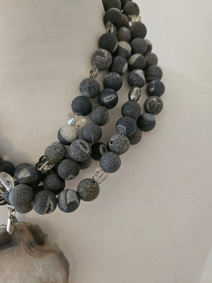 COLLAR PIEDRA POROSA VOLCÁNICA CON MEDALLÓN DE LAJA DE PIEDRA
