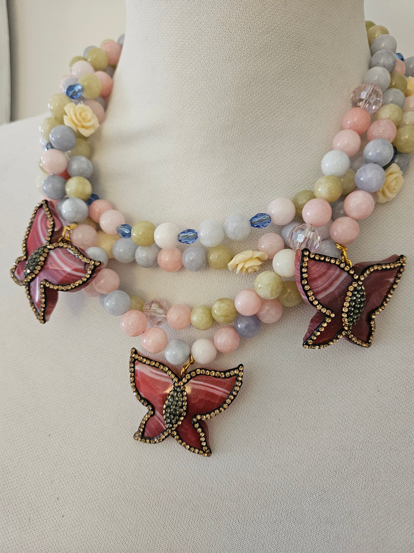 COLLAR PIEDRA NATURAL CON MARIPOSAS EN PIEDRA