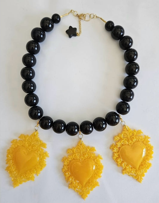 COLLAR PIEDRA NEGRA CON COLGANTES CORAZÓN DE RESINA