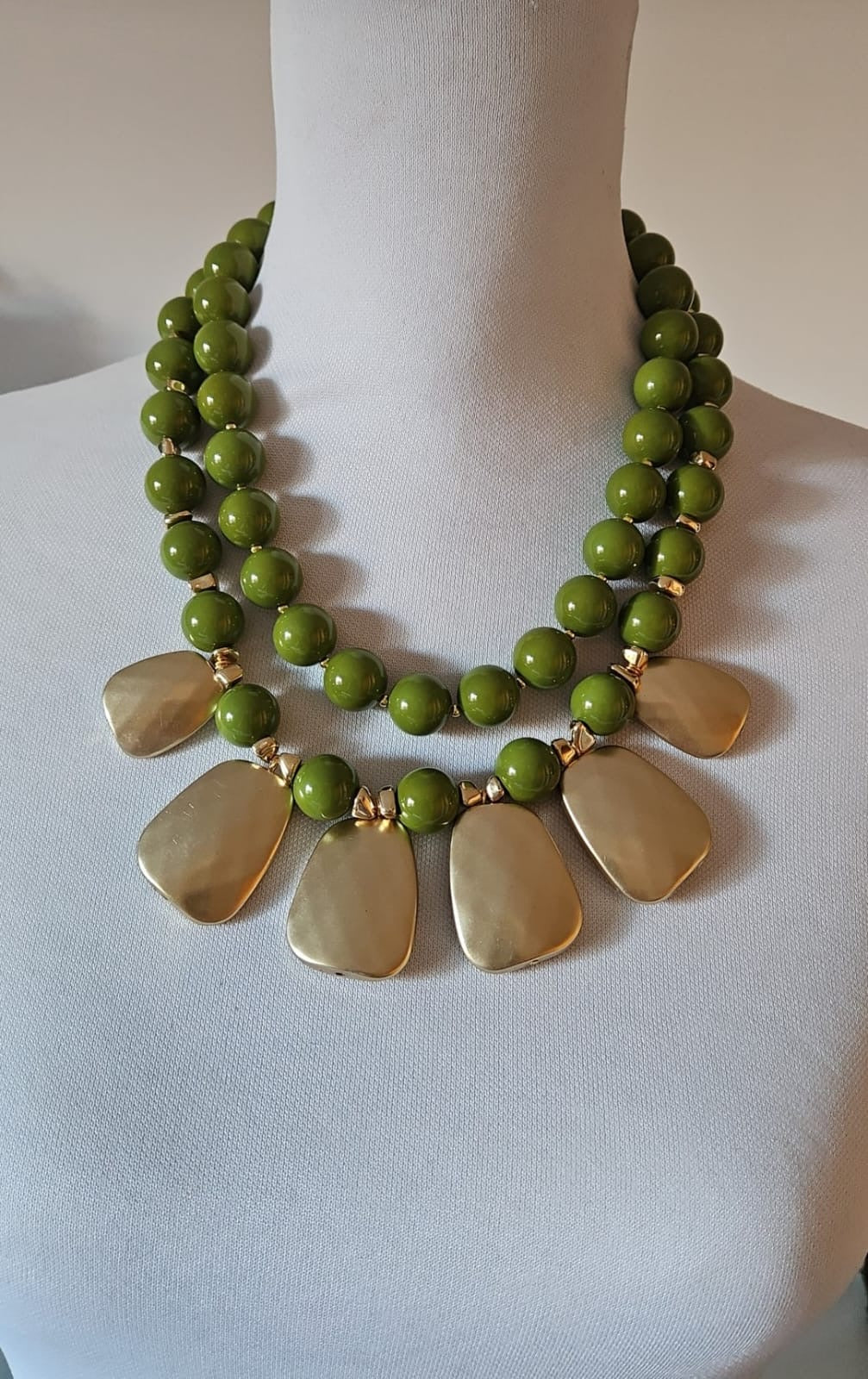 COLLAR PIEDRA NATURAL VERDE CON COLGANTES DORADOS