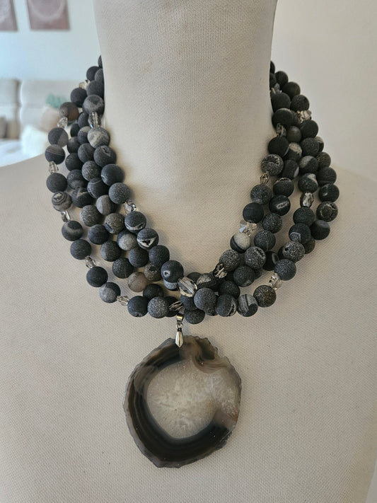 COLLAR PIEDRA POROSA VOLCÁNICA CON MEDALLÓN DE LAJA DE PIEDRA
