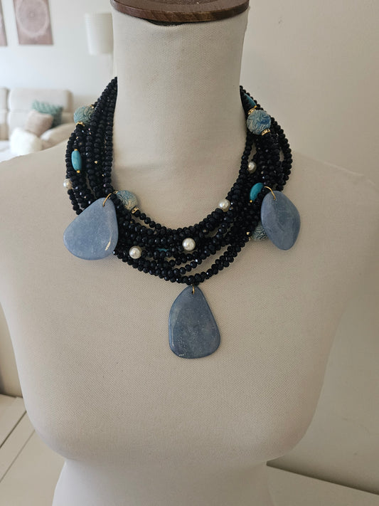 COLLAR CRISTAL AZUL CON PERLAS, PASANTES EN RESINA Y COLGANTES PIEDRA NATURAL