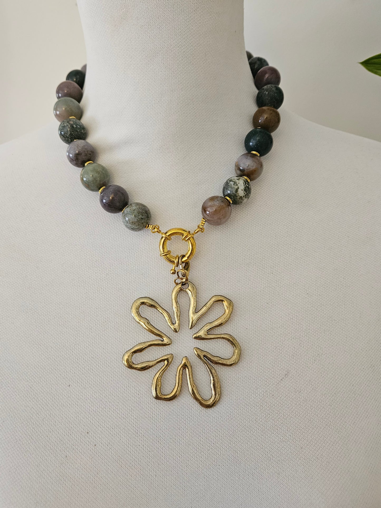 COLLAR PIEDRA NATURAL CON COLGANTE DE FLOR