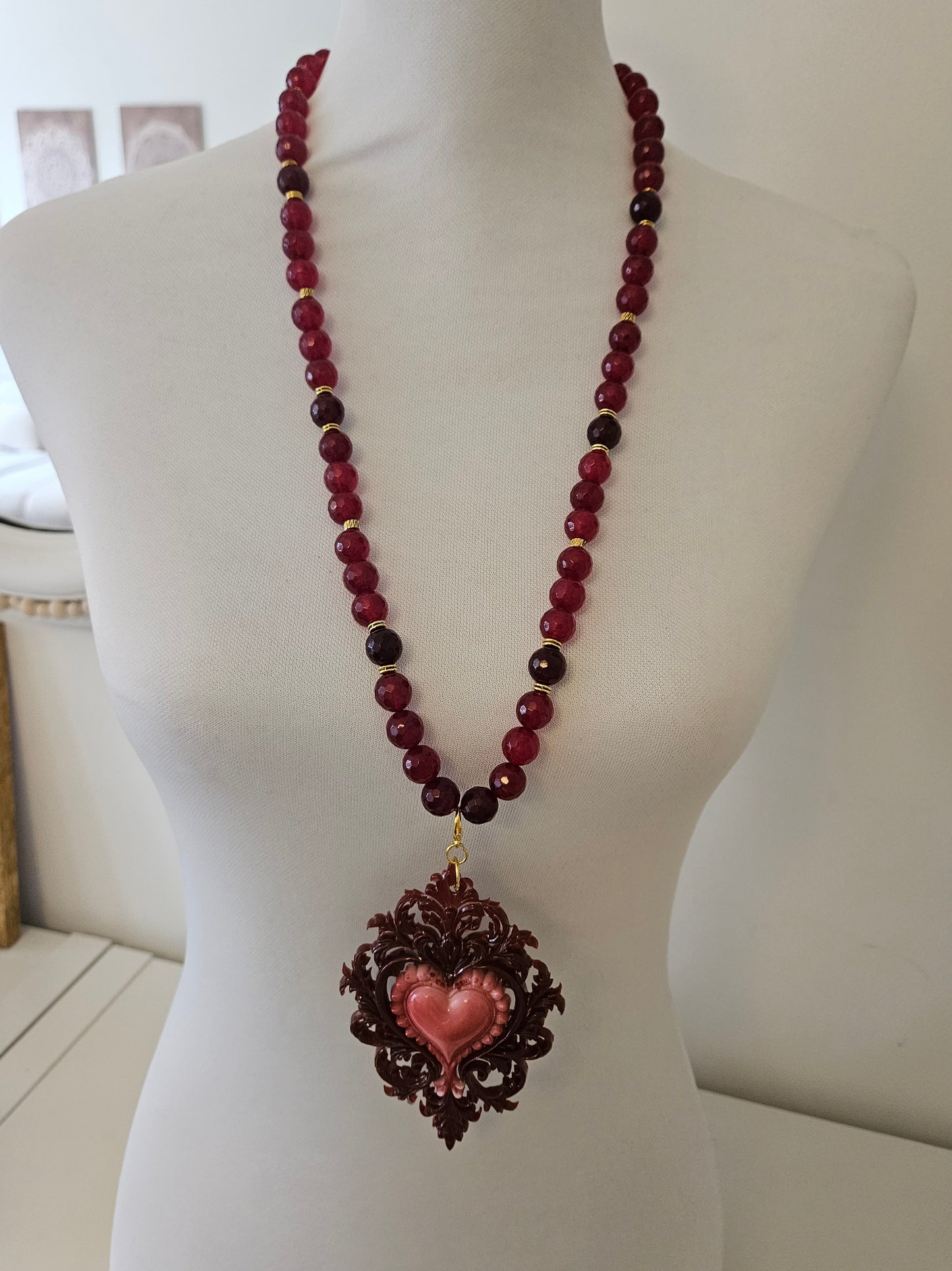 COLLAR PIEDRA ROJA CON PASANTES DORADOS Y COLGANTE CORAZÓN DE RESINA