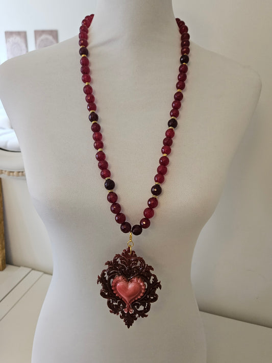COLLAR PIEDRA ROJA CON PASANTES DORADOS Y COLGANTE CORAZÓN DE RESINA