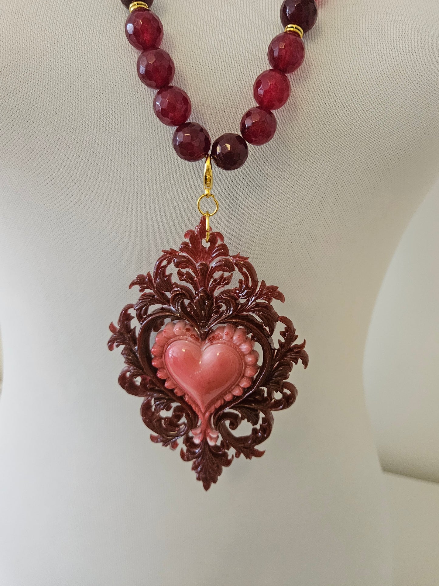 COLLAR PIEDRA ROJA CON PASANTES DORADOS Y COLGANTE CORAZÓN DE RESINA