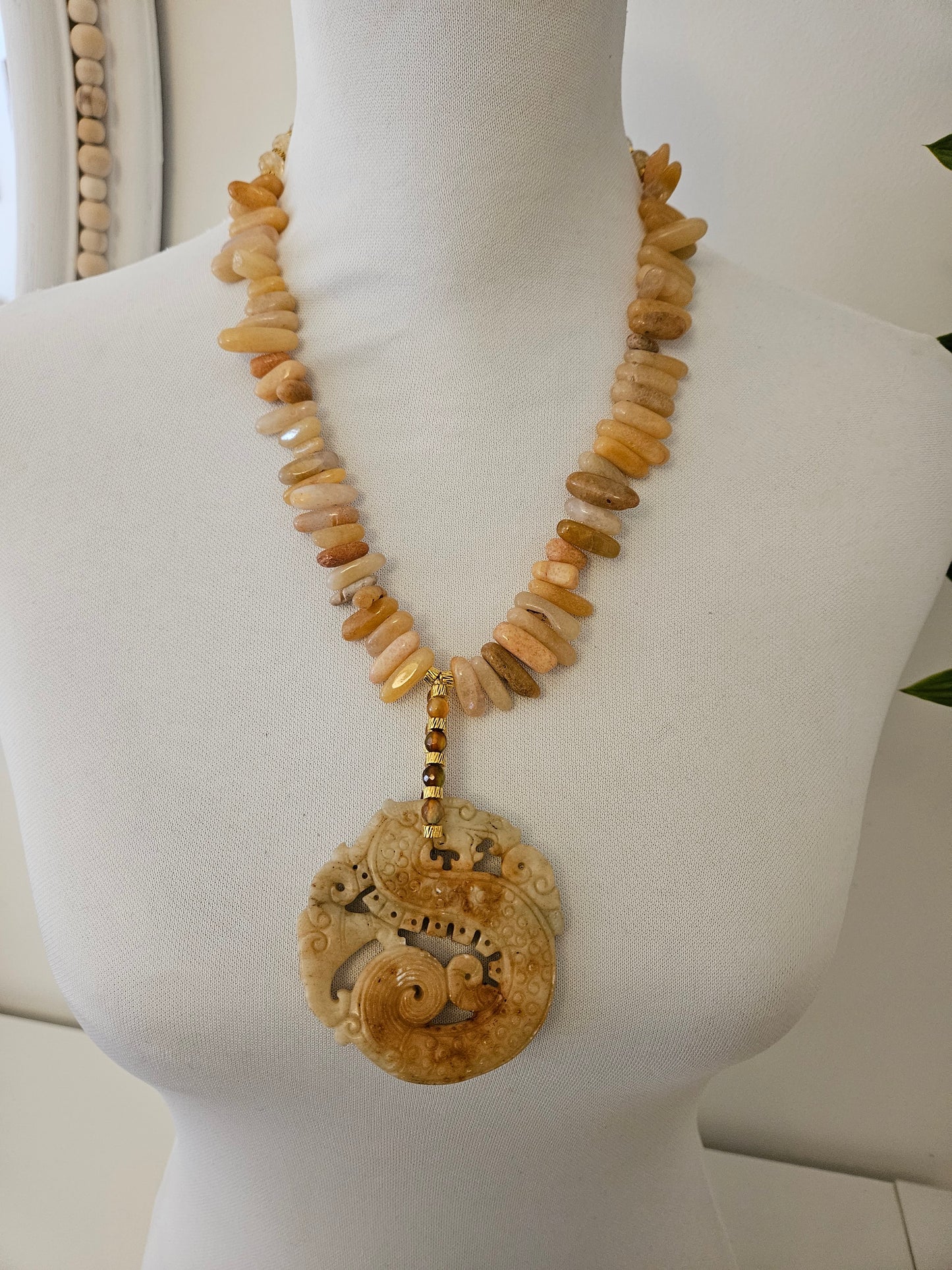 COLLAR PIEDRA NATURAL CON MEDALLÓN DE PIEDRA
