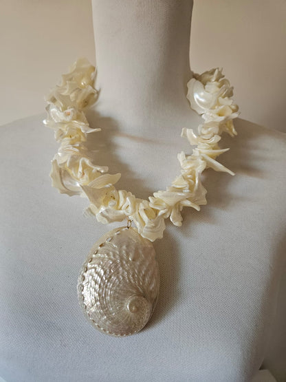 COLLAR CON CARACOLA, PIEZAS EN NACAR Y PERLAS NATURALES